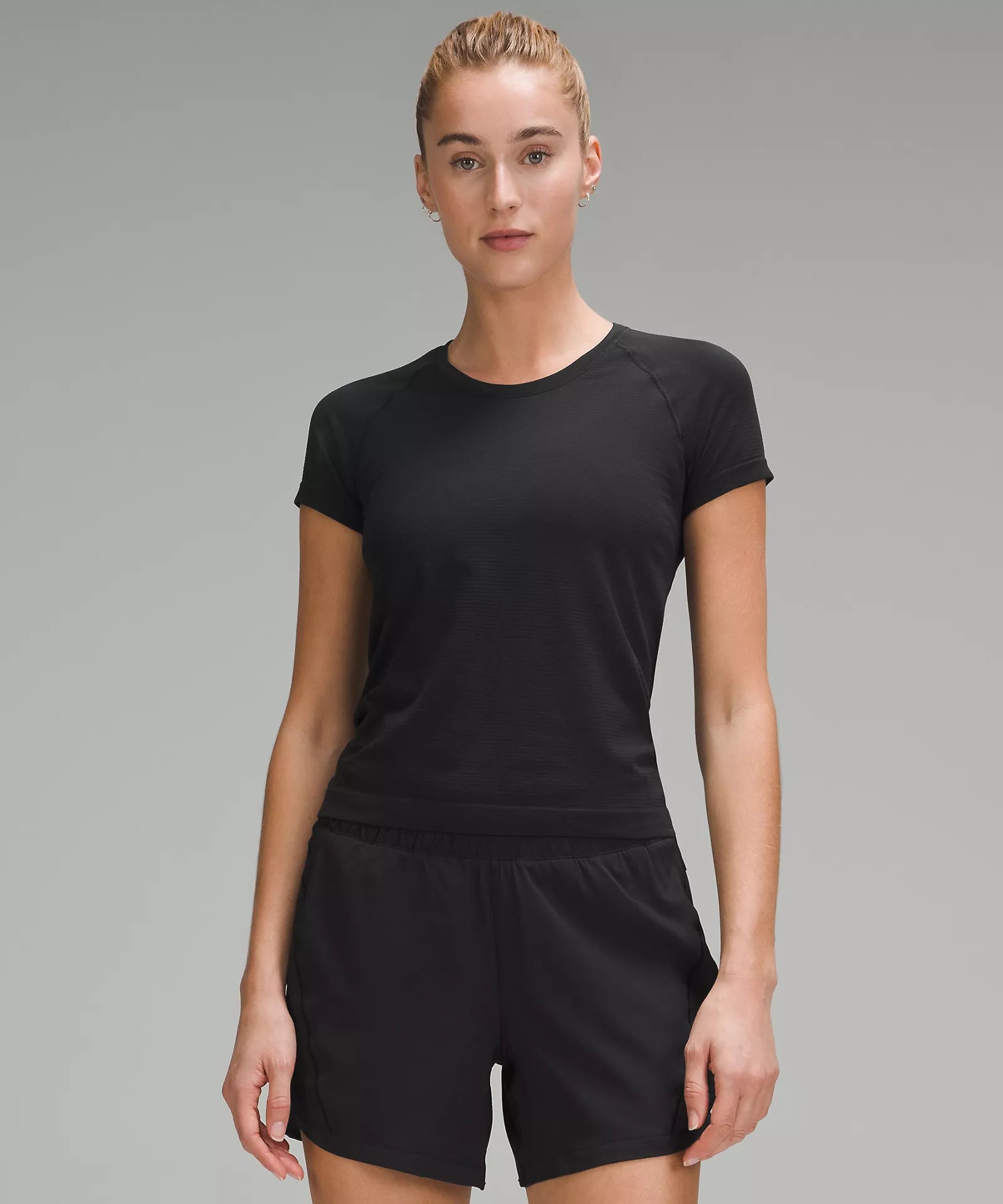Chic Women's Attire Swiftly Tech Short-Sleeve Shirt 2.0 *Race Length | Black